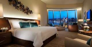 Отель JW Marriott Absheron Baku Hotel Баку Представительский номер «Премьер» с кроватью размера «king-size» и доступом в лаундж-2